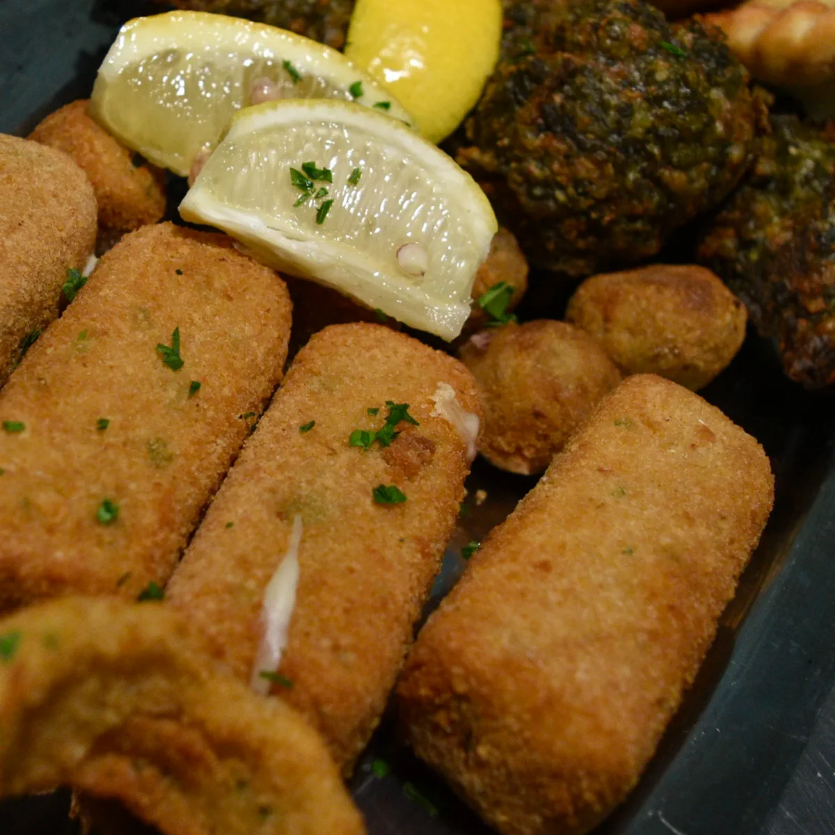 Entradas fritas para compartir: croquetas y bastones