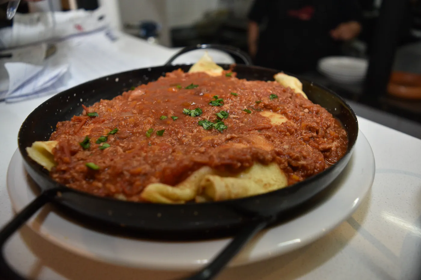 Sorrentinos caseros con salsa bolognesa en sartén