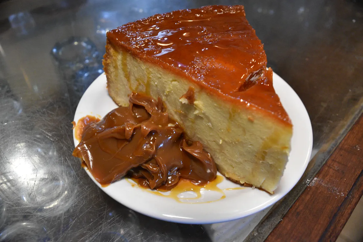 Porción de flan casero con dulce de leche