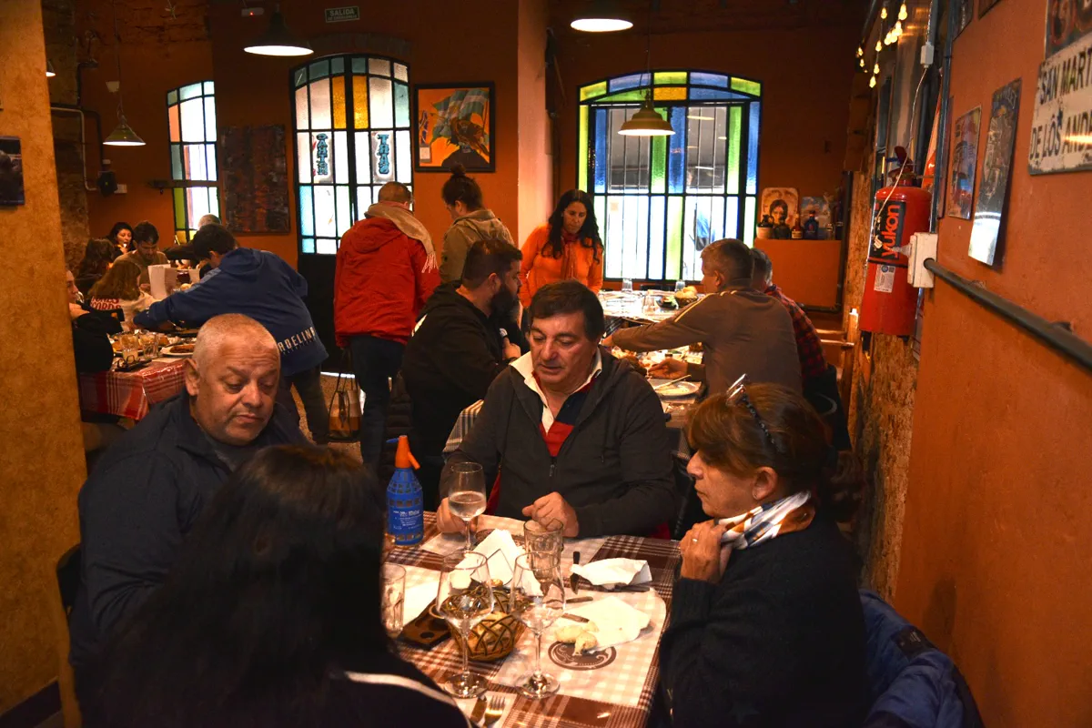 Interior de la sucursal Matheu con vitrales